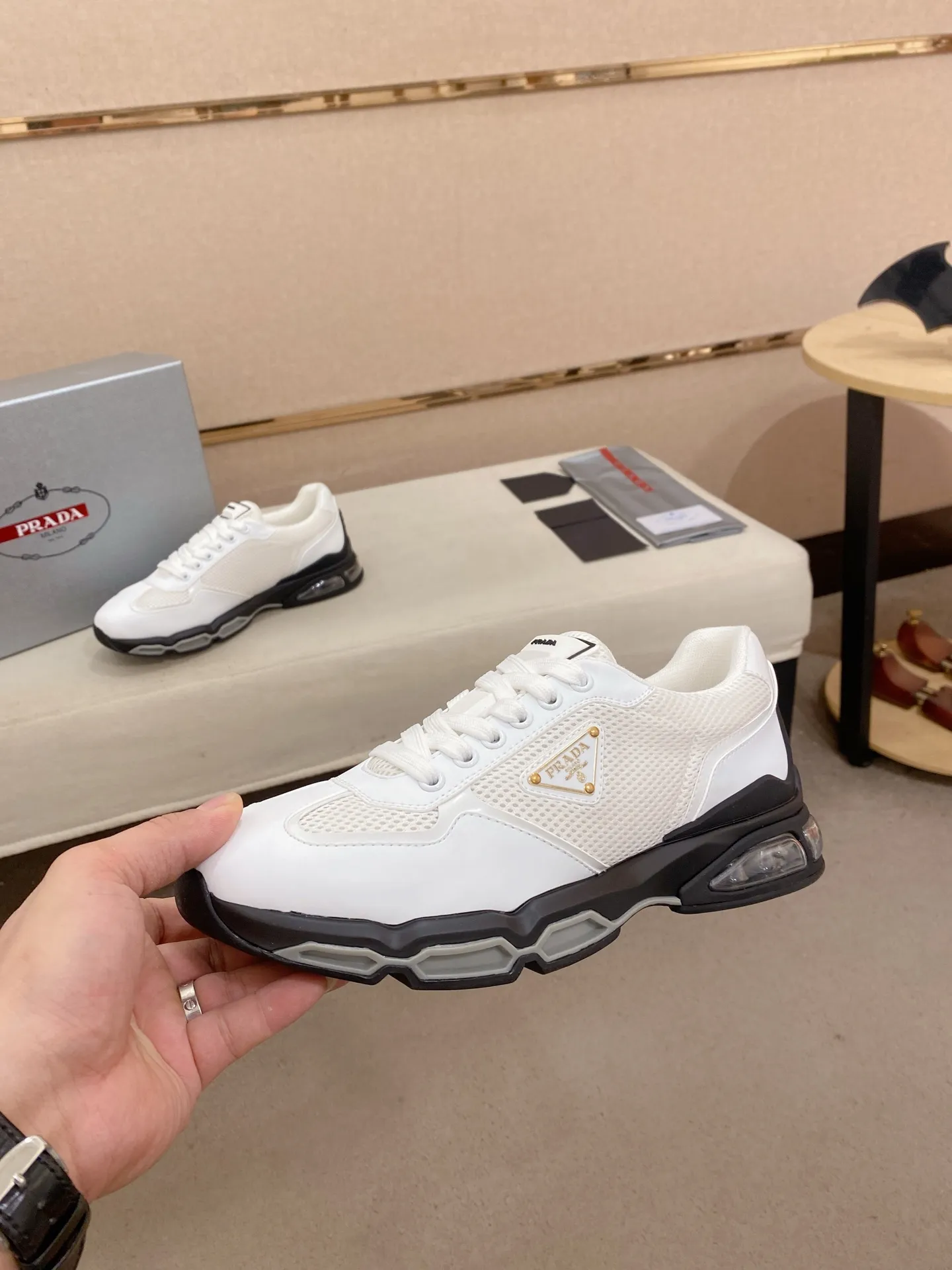 Factory price 660💰 ✔️✔️✔️High version High-quality new PRADA (Prada) counters are on the market at the same time, new men's shoes, 😘fabrics imported first-layer cowhide and mesh fabrics, purely handmade. Lining: Full cowhide lining. 👍🏿 High-end ☄️ air-cushion molded anti-slip rubber outsole, exquisite lines, simple and elegant, comfortable and high-end for leisure travel. Code number: 38 to 45